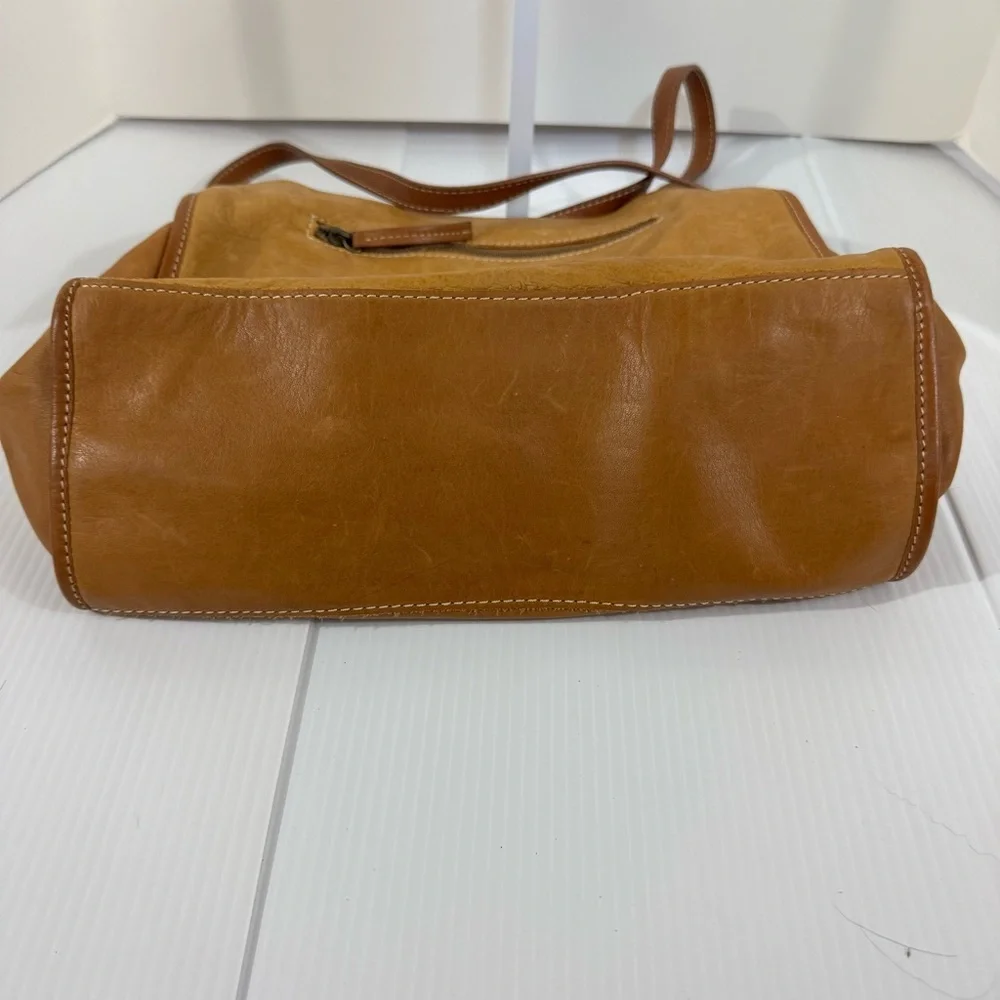 86. Women’s American Leather Co. Elegant Tan Leather Shoulder Bag